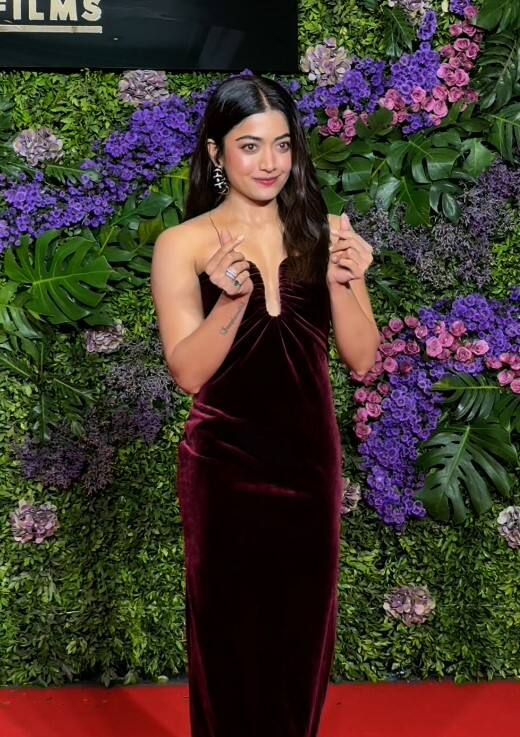 Actress Rashmika Mandana was also spotted in this party. Where she was seen spreading the beauty of beauty in the Dipane Bodycon Dress.