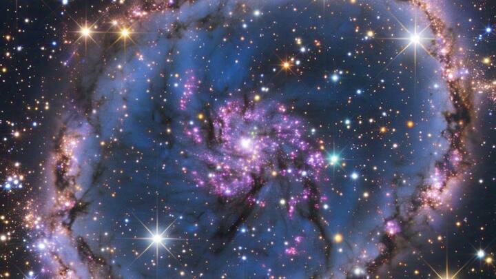 इस विस्फोट की चमक इतनी ज्यादा तेज होगी कि यह चंद्रमा से 10 गुना ज्यादा रोशनी फैलाएगा और पूरे आकाशगंगा को कुछ क्षणों के लिए उजागर कर देगा.