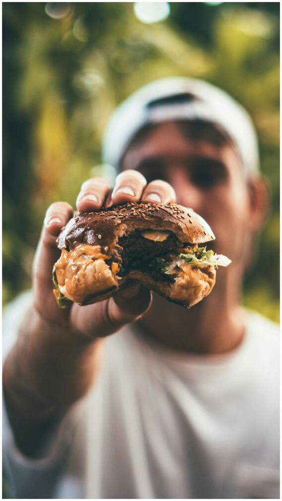 पेट भर खाना खाने के बाद भी क्यों होती है क्रेविंग