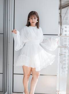 कैंसर से जंग के बीच व्हाइट शॉर्ट ड्रेस में हिना खान ने दिए किलर पोज, फैंस बोले- 'ये तो और खूबसूरत हो गई हैं'