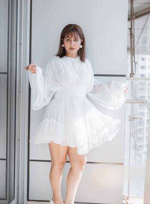 कैंसर से लड़ रही हिना खान ने एक बार फिर अपनी लेटेस्ट तस्वीरों से फैंस के दिलों को घायल कर दिया है.