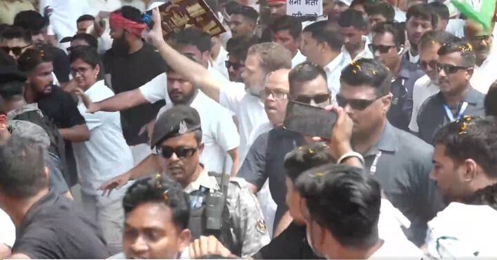 राहुल गांधी ने युवाओं से अपील की कि वे सफेद टी-शर्ट पहनकर पदयात्रा में शामिल हों. यह कदम बिहार के युवाओं की संघर्ष और पीड़ा को दुनिया के सामने लाने के लिए था. राहुल गांधी ने इस मौके पर कहा, 'हम बिहार को एक अवसरों वाला राज्य बनाना चाहते हैं.' उन्होंने युवाओं को एकजुट होने और राजनीतिक बदलाव लाने की अपील की.