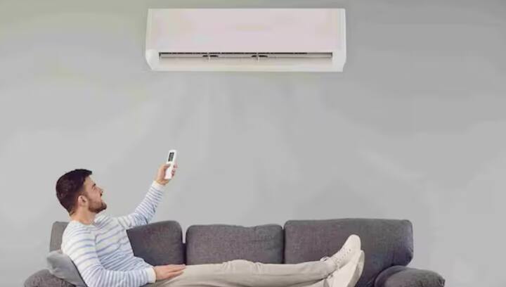 ਹਾਲਾਂਕਿ, ਜੇਕਰ ਤੁਹਾਡੇ ਕਮਰੇ ਦੀ ਛੱਤ 8 ਜਾਂ 9 ਫੁੱਟ ਤੋਂ ਘੱਟ ਜਾਂ ਵੱਧ ਹੈ ਤਾਂ ਇੰਸਟਾਲੇਸ਼ਨ ਦੀ ਉਚਾਈ ਨੂੰ ਉਸ ਅਨੁਸਾਰ ਥੋੜ੍ਹਾ ਬਦਲਿਆ ਜਾ ਸਕਦਾ ਹੈ। ਇਸ ਤੋਂ ਇਲਾਵਾ, ਏਸੀ ਯੂਨਿਟ ਲਗਾਉਂਦੇ ਸਮੇਂ, ਇਸਨੂੰ ਥੋੜ੍ਹਾ ਜਿਹਾ ਝੁਕਾਉਣਾ ਜ਼ਰੂਰੀ ਹੈ ਤਾਂ ਜੋ ਪਾਣੀ ਸਹੀ ਢੰਗ ਨਾਲ ਬਾਹਰ ਨਿਕਲ ਸਕੇ। ਜੇਕਰ ਅਜਿਹਾ ਨਹੀਂ ਕੀਤਾ ਜਾਂਦਾ ਤਾਂ ਬਾਅਦ ਵਿੱਚ ਪਾਣੀ ਟਪਕਣ ਦੀ ਸਮੱਸਿਆ ਪੈਦਾ ਹੋ ਸਕਦੀ ਹੈ।