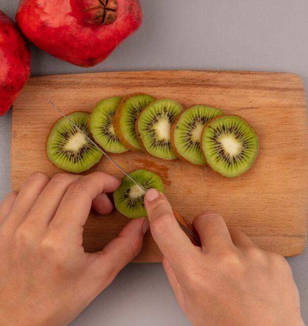 ਕੀਵੀ ’ਚ ਫਾਈਬਰ ਅਤੇ ਐਨਜ਼ਾਈਮ ਹੁੰਦੇ ਹਨ ਜੋ ਹਾਜ਼ਮਾ ਪ੍ਰਕਿਰਿਆ ਨੂੰ ਬਿਹਤਰ ਬਣਾਉਂਦੇ ਹਨ। ਇਹ ਪਚਨ ਨੂੰ ਸੁਧਾਰਦਾ ਹੈ ਅਤੇ ਕਬਜ਼ ਜਾਂ ਦਸਤ ਦੇ ਮੁੱਦੇ ਨੂੰ ਘਟਾਉਂਦਾ ਹੈ। ਰਾਤ ਨੂੰ 1 ਜਾਂ 2 ਕੀਵੀ ਖਾਣ ਨਾਲ ਹਜ਼ਮ ਆਰਾਮਦਾਇਕ ਰਹਿੰਦੀ ਹੈ।