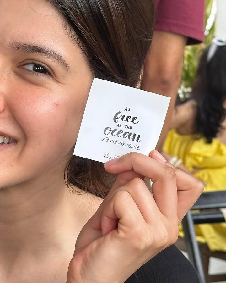 The photos were captioned with a quote: “Zindagi apne hisaab se chalti hai, hamesha perfect plan ke hisaab se nahi…”, reflecting her carefree approach to life.