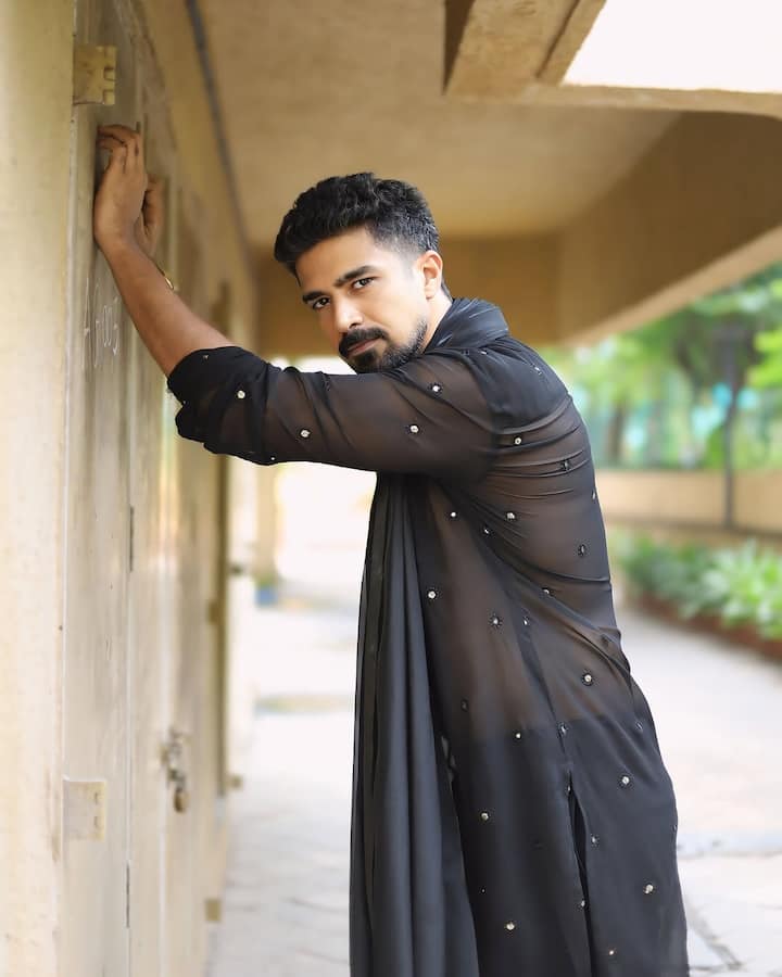 Very few people would know that Saqib used to play with the team of Jammu and Kashmir at one time. Saqib, who hails from Delhi, has played with Virat Kohli at the cricket ground.