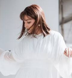 કેન્સર સામેની જંગ વચ્ચે વ્હાઇટ શોર્ટ ડ્રેસમાં ગિના ખાને આપ્યા કિલર પોઝ