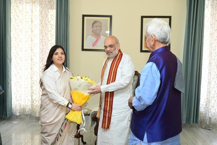 सोमवार (7 अप्रैल) को केंद्रीय गृहमंत्री अमित शाह जम्मू-कश्मीर के दौरे पर थे. इस दौरान राणा के परिवार ने राजभवन में उनसे मुलाकात की.