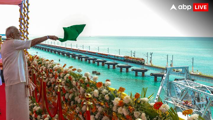 इस नए पुल के निर्माण में 700 करोड़ रुपये की लागत आई है. रविवार (6 अप्रैल) को प्रधानमंत्री नरेंद्र मोदी ने इस पुल के उद्घाटन के साथ-साथ एक नई ट्रेन सेवा रामेश्वरम-तांबरम (चेन्नई) को भी हरी झंडी दिखाई.