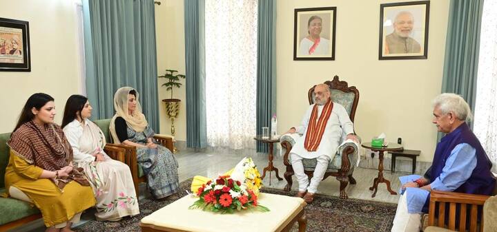 देवेंदर राणा की पत्नी गुंजन राणा अपनी दो बेटियों देवयानी और केतकी से साथ अमित शाह से मिलीं. इस दौरान उपराज्यपाल मनोज सिन्हा भी मौजूद थे.