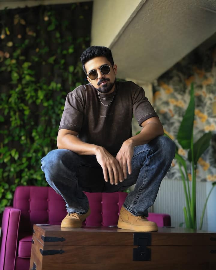 This actor is Saqib Salim. Who has proved himself with strong acting in films like 'Mere Dad Ki Maruti', 'Bombay Talkies', 'Dishoom' and '83'. You will be surprised to know that Saqib has been a state level cricketer in childhood.