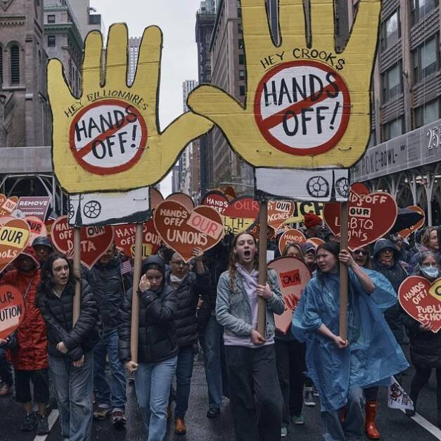 ਅਮਰੀਕੀ ਰਾਸ਼ਟਰਪਤੀ ਡੋਨਾਲਡ ਟਰੰਪ ਤੇ ਉਨ੍ਹਾਂ ਦੇ ਕਰੀਬੀ ਸਾਥੀ ਅਰਬਪਤੀ ਐਲੋਨ ਮਸਕ ਦੀਆਂ ਮਨਮਾਨੀਆਂ ਵਿਰੁੱਧ ਅਮਰੀਕਾ ਦੀ ਜਨਤਾ ਡਟ ਗਈ ਹੈ। ਸ਼ਨੀਵਾਰ ਨੂੰ ਅਮਰੀਕਾ ਦੇ ਸਾਰੇ 50 ਰਾਜਾਂ ਵਿੱਚ ਵਿਰੋਧ ਪ੍ਰਦਰਸ਼ਨ ਕੀਤੇ ਗਏ। ਇਨ੍ਹਾਂ ਵਿਰੋਧ ਪ੍ਰਦਰਸ਼ਨਾਂ ਵਿੱਚ ਲੱਖਾਂ ਲੋਕਾਂ ਨੇ ਹਿੱਸਾ ਲਿਆ। ਸੀਐਨਐਨ ਦੀ ਰਿਪੋਰਟ ਅਨੁਸਾਰ ਦੇਸ਼ ਭਰ ਵਿੱਚ 1400 ਤੋਂ ਵੱਧ ਰੈਲੀਆਂ ਕੀਤੀਆਂ ਗਈਆਂ। ਲੋਕਾਂ ਦੇ ਹਜ਼ੂਮ ਨੇ ਸਰਕਾਰ ਕੰਬਣ ਲਾ ਦਿੱਤੀ।