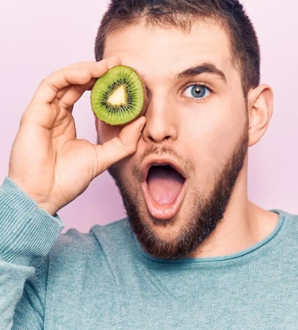 ਕੀਵੀ ’ਚ ਪੋਟਾਸ਼ੀਅਮ ਅਤੇ ਫਾਈਬਰ ਮੌਜੂਦ ਹੁੰਦੇ ਹਨ ਜੋ ਖੂਨ ਦੇ ਦੌਰੇ ਨੂੰ ਸੰਤੁਲਿਤ ਰੱਖਦੇ ਹਨ ਅਤੇ ਕੋਲੈਸਟਰੋਲ ਦੀ ਮਾਤਰਾ ਨੂੰ ਘਟਾਉਂਦੇ ਹਨ। ਇਸ ਨਾਲ ਦਿਲ ਦੀ ਸਿਹਤ ਬਿਹਤਰ ਰਹਿੰਦੀ ਹੈ ਅਤੇ ਹਾਰਟ ਦੀ ਬਿਮਾਰੀਆਂ ਤੋਂ ਬਚਾਅ ਹੁੰਦਾ ਹੈ।