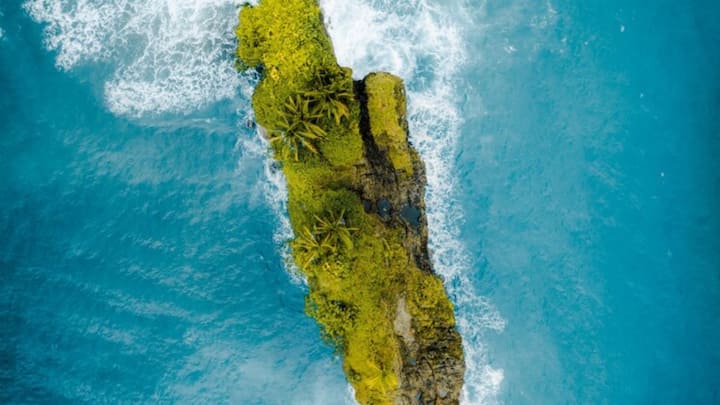 तुवालु को दुनिया का सबसे छोटा देश कहा जाता है. दरअसल यह एक द्वीपीय देश है, जो कि सिर्फ 26 स्क्वायर किलोमीटर में स्थित है. इसका नाम दुनिया के चौथे सबसे छोटे देश में आता है.