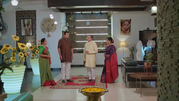 శివన్నారాయణ దశరథ్, సుమిత్ర దగ్గరికి వచ్చి గుడ్ న్యూస్ అని చెప్తాడు. గౌతమ్ సారీ చెప్పి.. జ్యోత్స్నను పెళ్లి చేసుకునేందుకు ఒప్పుకున్నట్లు చెప్తాడు.(Image Credit: jio+ Hotstar)