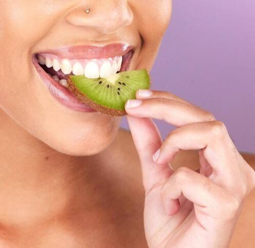 ਕੀਵੀ ਘੱਟ ਕੈਲੋਰੀ ਵਾਲਾ ਫਲ ਹੈ ਅਤੇ ਇਸ ’ਚ ਫਾਈਬਰ ਦੀ ਮਾਤਰਾ ਵਧੀ ਹੋਈ ਹੁੰਦੀ ਹੈ ਜੋ ਪਾਚਨ ਅਤੇ ਭੁੱਖ ਨੂੰ ਕੰਟਰੋਲ ਰੱਖਦਾ ਹੈ। ਜਿਸ ਨਾਲ ਵਜਨ ਘਟਾਉਣ ’ਚ ਮਦਦ ਮਿਲਦੀ ਹੈ।