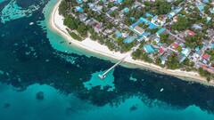 डूबने की कगार पर है एक सड़क पर बसा यह देश, कदमों में सिमट जाता है यहां का सफर!