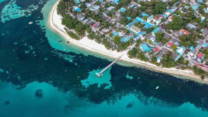 इस देश में लोगों की संख्या 12,373 के आसपास है. जितना खूबसूरत यह देश देखने में है, यहां पर हर साल सिर्फ दो से तीन हजार यात्री ही आते हैं.