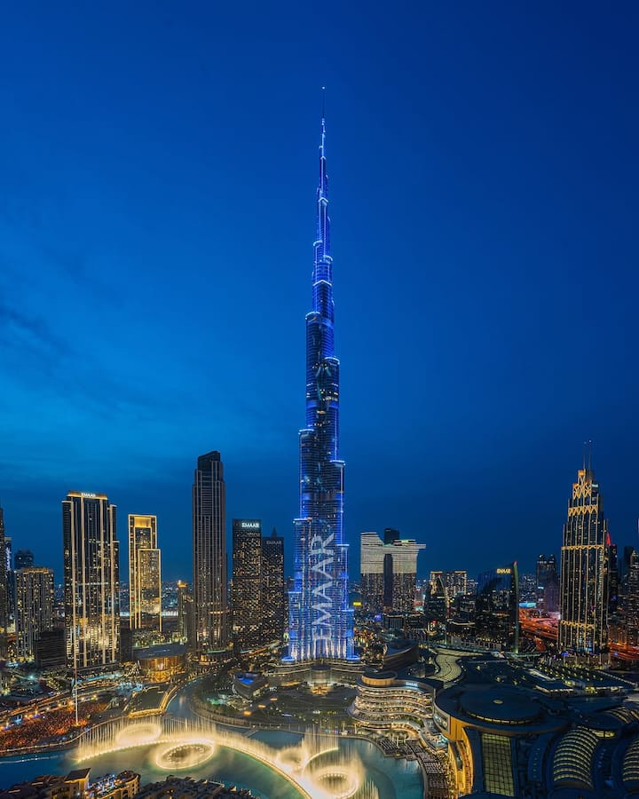 इस इमारत की नींव रेगिस्तानी मिट्टी में 192 मजबूत कंक्रीट के खंभों पर टिकी है. इसका डिज़ाइन इस तरह से बनाया गया है कि यह तेज़ हवाओं और 7.0 तीव्रता तक के भूकंप को भी झेल सकती है.