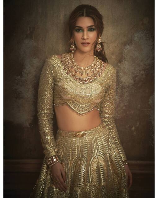 If you need a full sleeves blouse design for lehenga. So this look of Kriti is perfect. You can also wear rounds with a lehenga by making rounds like an actress. With this, you can carry any necklace like an actress.