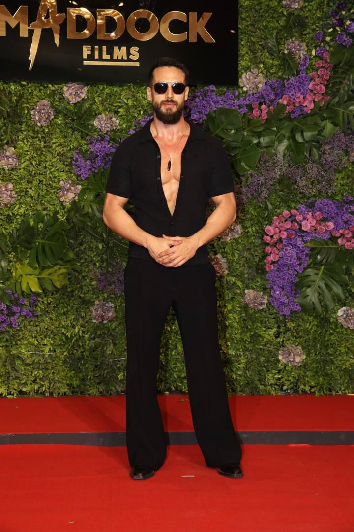 Tiger Shroff entered this party in a very stylish look. He wore a matching paint with a black shirt and is also wearing a locket around his neck.