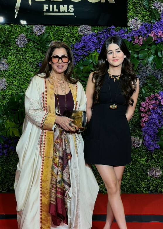 At the same time, veteran actress Dimple Kapadia arrived in this celebration with her beautiful granddaughter Naomika. During this time, Naomika was seen robbing the mahfil in a short dress.