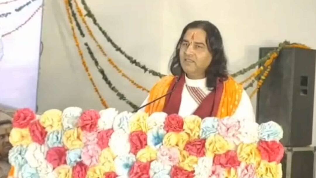 Devkinandan Thakur demand Keshav Prasad Maurya build temple in Aligarh Muslim University ann AMU के कैंपस में बनेगा मंदिर? कथावाचक देवकीनंदन ठाकुर ने डिप्टी CM केशव प्रसाद मौर्य से की मांग