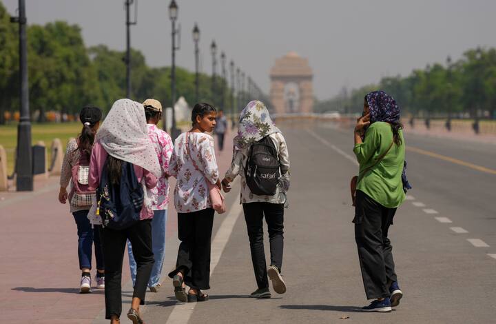 मौसम विभाग के मुताबिक, लोधी रोड स्टेशन और पालम में तापमान 39 डिग्री सेल्सियस दर्ज किया गया.