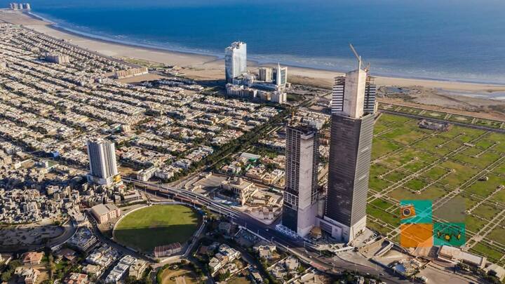 मीडिया रिपोर्ट्स के मुताबिक, बहरिया आइकन टावर को बहरिया टाउन ग्रुप ने बनाया है. इसे बनाने में 16.25 करोड़ डॉलर यानी करीब 1400 करोड़ रुपये का खर्च आया था. ये क्लिफ्टन क्षेत्र में अरब सागर के किनारे स्थित है, जिससे इसका नजारा बेहद खूबसूरत लगता है.