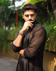 कभी खेला था विराट कोहली संग क्रिकेट, फिर फिल्म इंडस्ट्री में एक्टर संग किसिंग सीन से मचाया बवाल, पहचाना?