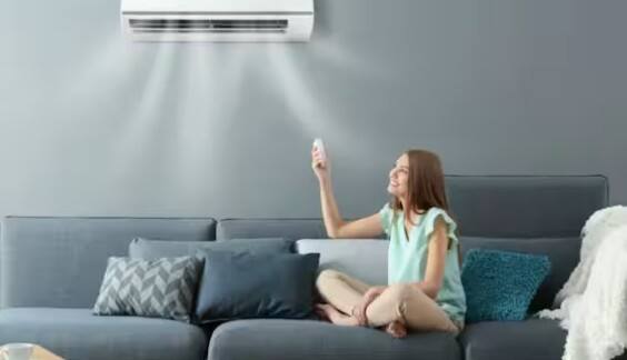 How to avoid AC blast: ઉનાળો આવતા જ એસીમાં બ્લાસ્ટ થવાથી આગ લાગવાના સમાચાર સામાન્ય બની જાય છે. દર વર્ષે ઘણા કિસ્સા પ્રકાશમાં આવે છે જેમાં બેદરકારીના કારણે એસી બ્લાસ્ટ થાય છે. આવી સ્થિતિમાં, જો તમારા ઘરમાં પણ એસી છે, તો તમારે કેટલીક ખાસ તકેદારી રાખવી જરૂરી બની જાય છે. ચાલો જાણીએ કે AC બ્લાસ્ટ શા માટે થાય છે અને તેનાથી બચવા માટે શું સાવચેતી રાખવી જરૂરી છે.