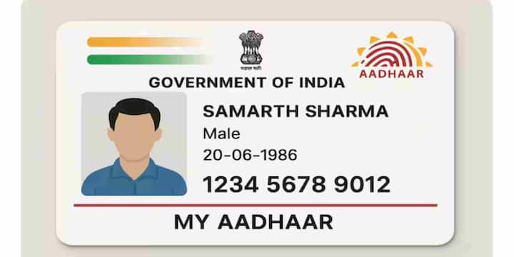हिंदी और अंग्रेज़ी में लिखे गए अक्षरों का आकार, स्टाइल और संरेखण (alignment) नकली कार्ड में अलग हो सकता है. असली आधार कार्ड में कॉलन (:), स्लैश (/), कॉमा (,) आदि का उपयोग एक निश्चित तरीके से होता है जबकि नकली में ये अनियमित दिख सकते हैं.
