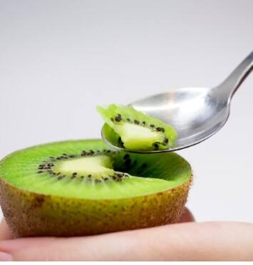 ਕੀਵੀ ’ਚ ਲੂਟੇਇਨ ਅਤੇ ਜ਼ੀਆਐਕਸੈਂਥਿਨ ਹੁੰਦੇ ਹਨ ਜੋ ਅੱਖਾਂ ਦੀ ਸਿਹਤ ਲਈ ਫਾਇਦੇਮੰਦ ਹਨ। ਲੰਬੇ ਸਮੇਂ ਤੱਕ ਟੀਵੀ ਦੇਖਣ ਜਾਂ ਕੰਪਿਊਟਰ ਵਰਗੀਆਂ ਗਤੀਵਿਧੀਆਂ ਨਾਲ ਅੱਖਾਂ ਨੂੰ ਹੋ ਰਹੀ ਕਮਜ਼ੋਰੀ ਨੂੰ ਘਟਾਉਂਦੇ ਹਨ ਅਤੇ ਦ੍ਰਿਸ਼ਟੀ ਨੂੰ ਸਾਫ ਰੱਖਦੇ ਹਨ।