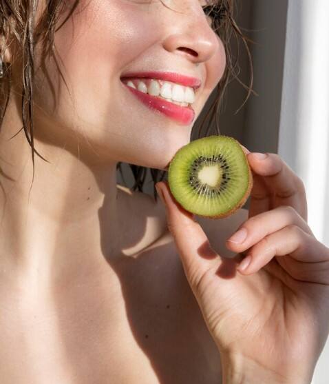 ਕੀਵੀ ’ਚ ਵਿਟਾਮਿਨ E ਅਤੇ ਐਂਟੀਓਕਸੀਡੈਂਟਸ ਹੁੰਦੇ ਹਨ ਜੋ ਚਮੜੀ ਨੂੰ ਸਿਹਤਮੰਦ ਅਤੇ ਤਾਜ਼ਾ ਰੱਖਦੇ ਹਨ। ਇਹ ਮੁਹਾਂਸੇ, ਜਲਣ ਅਤੇ ਈਚਿੰਗ ਨੂੰ ਘਟਾਉਂਦਾ ਹੈ ਅਤੇ ਚਮੜੀ ਦੇ ਉਮਰ ਨੂੰ ਲੰਬਾ ਕਰਦਾ ਹੈ।