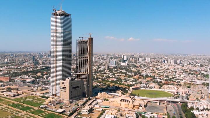 ठीक इसी तरह, पाकिस्तान की सबसे ऊंची इमारत Bahria Icon Tower है, जो कराची में स्थित है. यह इमारत 300 मीटर (लगभग 984 फीट) ऊंची है और इसमें 62 मंजिलें हैं.यह इमारत बहरिया टाउन द्वारा विकसित की गई थी और 2023 में पूरी तरह से बनकर तैयार हुई. इसमें रिहायशी अपार्टमेंट्स, ऑफिस स्पेस, एक शॉपिंग मॉल, और एक लग्जरी होटल भी दिए गए हैं.