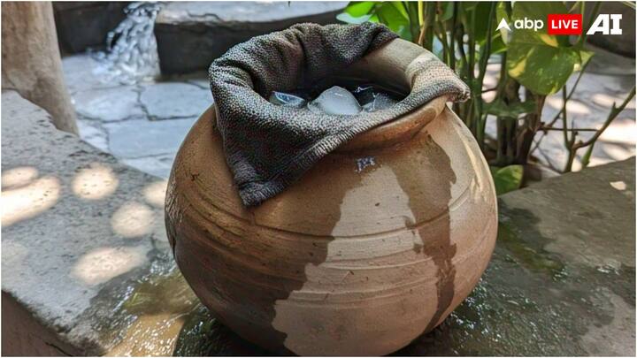 अगर आपके घर में बालू है तो कोशिश करें कि घड़े को बालू के ऊपर रखें और बालू पर पानी का छिड़काव करते रहें. इससे पानी ठंडा होगा.
