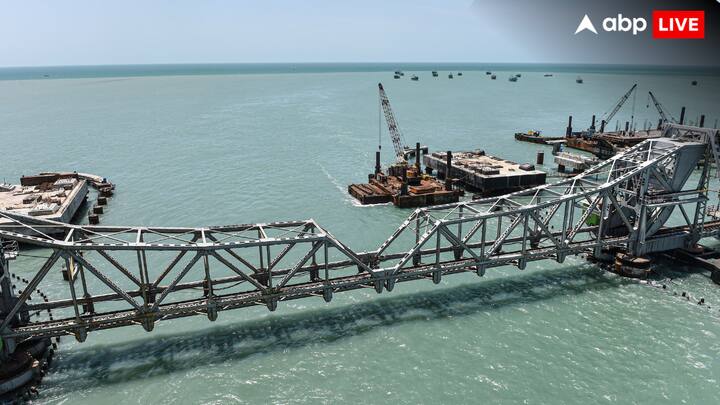 यह नया पंबन ब्रिज 2.08 किलोमीटर लंबा है और यह 72.2 मीटर चौड़ा समुद्री मार्ग है. इस पुल की चौड़ाई इतनी है कि इसके एक लेन में दो ट्रक आसानी पर पार कर सकते हैं. इसके अलावा पुराने पुल के मुकाबले 3 मीटर ऊंचा भी बना है.