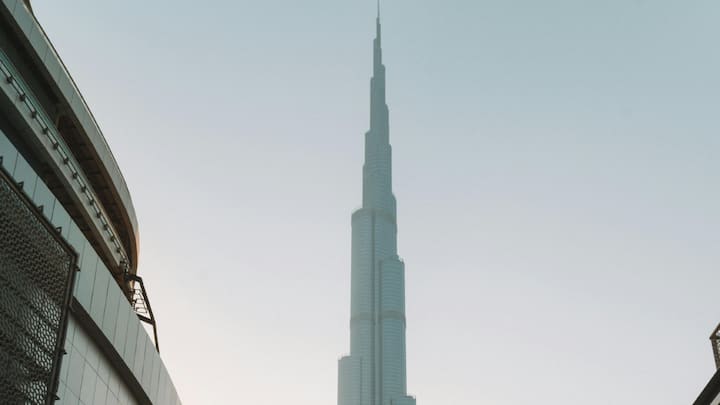 दुबई में स्थित बुर्ज खलीफा को दुनिया की सबसे ऊंची इमारत कहा जाता है. इसकी ऊंचाई 828 मीटर (2,716 फीट) है और इसमें कुल 163 मंज़िलें हैं. इसे देखकर ऐसा लगता है जैसे यह इमारत आसमान को छू रही हो. इसे इंजीनियरिंग का एक अद्भुत चमत्कार कहा जाता है और यह दुनिया के आठवें अजूबे की तरह माना जाता है.