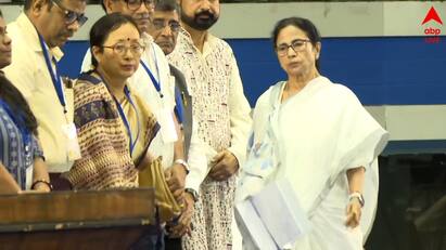 Mamata Banerjee clarifies what will happen with ineligible teachers and non-teaching staffs of 2016 from Netaji Indoor Stadium Know in deatils SSC Case: অযোগ্যদের নিয়ে কী করা হবে ? যা জানালেন মুখ্যমন্ত্রী...