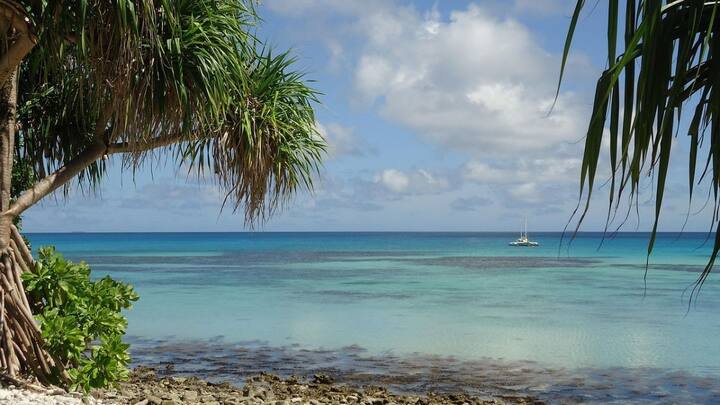 यहां के लोगों को स्पोर्ट्स खेलना बहुत पसंद है. ऐसे में जब यहां रनवे पर प्लेन नहीं उतरते हैं, तब यहां के लोकल्स मनमर्जी के स्पोर्ट्स खेलने के लिए आ जाते हैं.