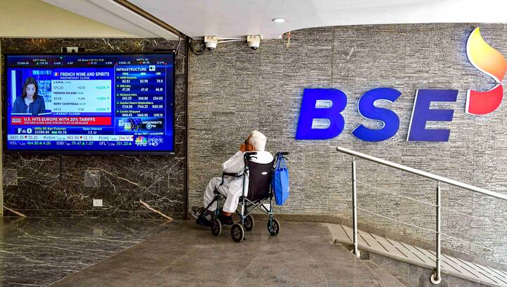 सर्व 30 मोठ्या कंपन्यांचे शेअर्स खराब व्यवहारात होते. दरम्यान, टाटा स्टीलच्या शेअरमध्ये सर्वात मोठी घसरण झाली आणि तो 10.43 टक्क्यांनी घसरून 125.80 रुपयांवर आला आहे.