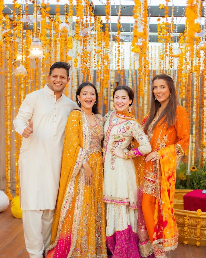 हानिया आमिर ने शादी की ये तस्वीरें अपने इंस्टाग्राम अकाउंट पर शेयर की हैं. जिसमें उनका देसी लुक देख कोई भी एक्ट्रेस से अपनी नजरें नहीं हटा पाय रहा है.