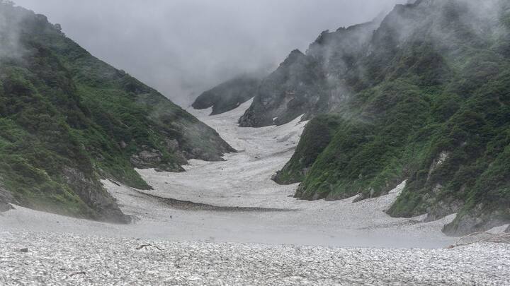 बर्फबारी के बंद होने से भले ही हिमस्खलन का खतरा कम हो सकता है, लेकिन बर्फ के सिर्फ पिघलते रहने से भी खतरा बढ़ जाता है.