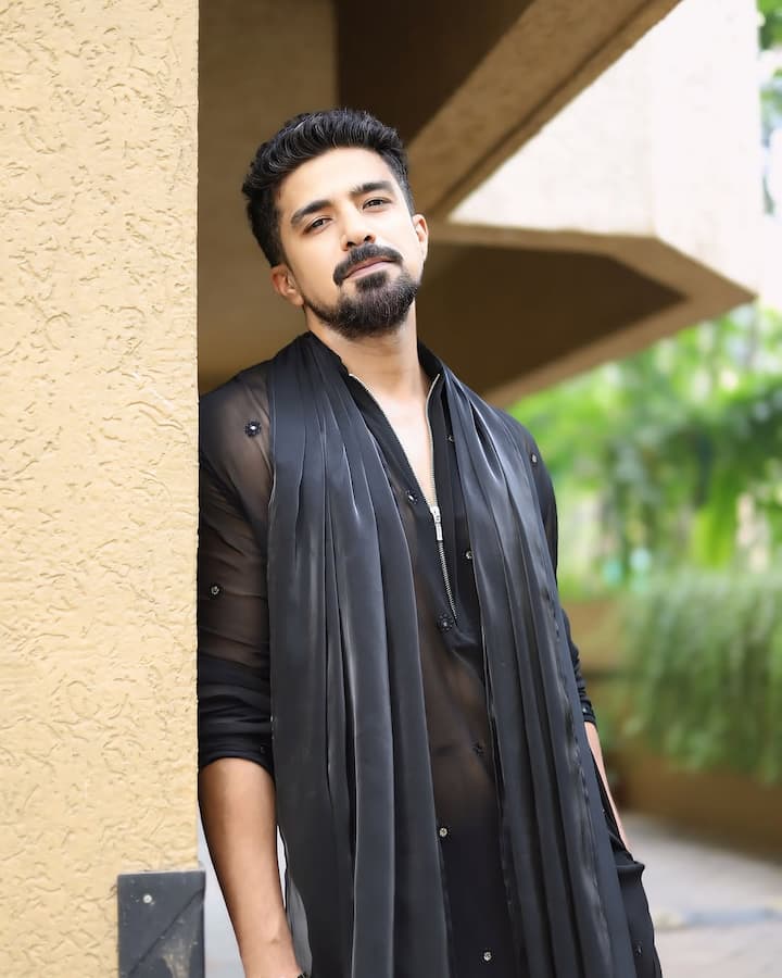 Let me tell you that Saqib was once in a lot of discussion about the kissing scene done with the actor with his acting. Actually actor film