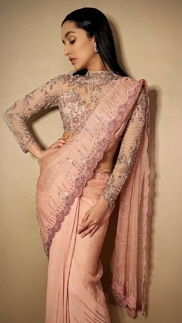 Shraddha Kapoor - If you are a new bride and you want to look both stylish and cultured in your in -laws, then Shraddha's high -design full sleeves design can also be carried with a saree.