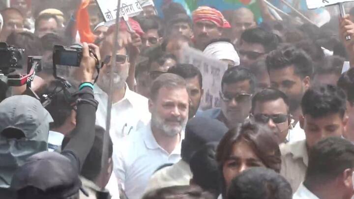 राहुल गांधी ने 7 अप्रैल 2025 को बिहार के बेगूसराय जिले में चल रही 'पलायन रोको, नौकरी दो' पदयात्रा में हिस्सा लिया. यह पदयात्रा राज्य के युवाओं के मुद्दों को उठाने के लिए निकाली जा रही है. यह पदयात्रा NSUI के राष्ट्रीय प्रभारी कन्हैया कुमार द्वारा लीड की जा रही है. कन्हैया ने यात्रा की शुरुआत पिछले महीने पश्चिम चंपारण जिले के भितिहारवा आश्रम से की थी और अब यात्रा बेगूसराय पहुंची है.