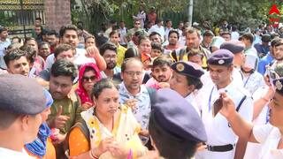 SSC Case: মুখ্যমন্ত্রীর সঙ্গে বৈঠকের পাস না পাওয়ায় নেতাজি ইন্ডোরের বাইরে চাকরিহারাদের বিক্ষোভ ! কথা-কাটাকাটি