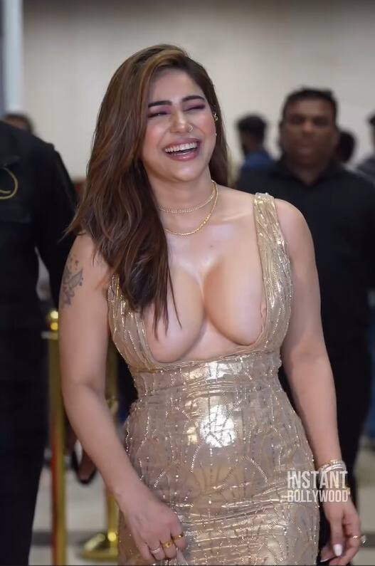 बोल्डनेसची हद्द ओलांडली, रिवीलिंग ड्रेसमध्ये कंगनाचा स्वॅग; लूक