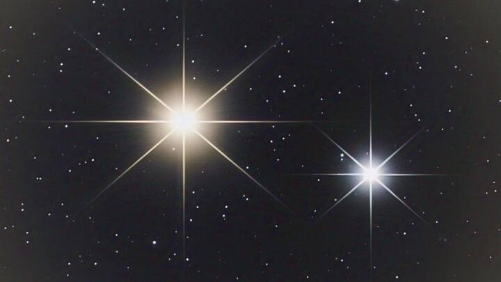 इन दोनों तारों का कुल द्रव्यमान सूर्य से 1.56 गुना ज्यादा है, जो इन्हें टाइप 1a सुपरनोवा के लिए आदर्श बनाता है. वर्तमान में ये तारे 14 घंटे में एक चक्कर पूरा करते हैं, लेकिन भविष्य में इनकी गति इतनी तेज हो जाएगी कि एक परिक्रमा केवल 30-40 सेकंड में पूरी होगी.