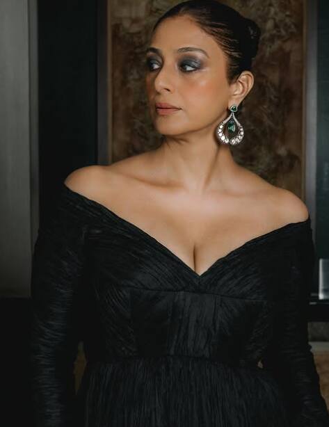 तबू बॉलीवुड की मोस्ट टैलेंटेड एक्ट्रेस में से एक हैं. उन्होंने कई ब्लॉकबस्टर फिल्में में काम किया है. इस दौरान उनका कई स्टार्स केे साथ नाम भी जुड़ा लेकिन एक्ट्रेस 53 साल की उम्र में भी सिंगल जिंदगी गुजार रही हैं.